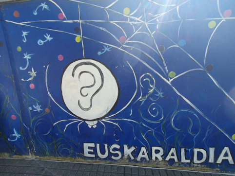Oreille peinte sur un mur basque